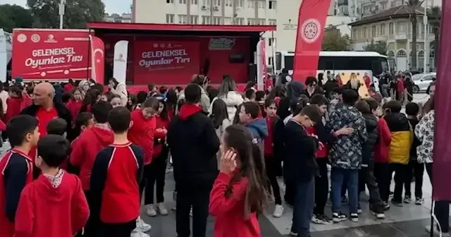 “Geleneksel Oyunlar Tırı” Manisa’da çocuklara Şenlik yaşattı VİDEO İZLE