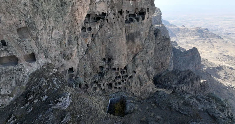 Kayaların içine kurulan 2 bin yıllık Öksüt Kalesi zamana direniyor