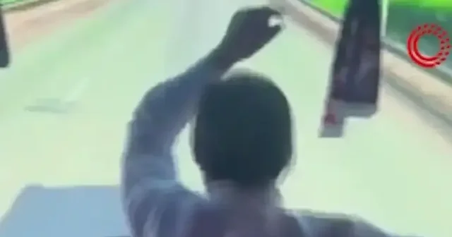 Deplasman yolunda skandal: Otobüs şoförü seyir halinde ayağa kalkıp oynadı VİDEO İZLE