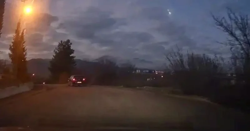 Karabük te gökyüzünü bir anda aydınlatan cisim kamerada