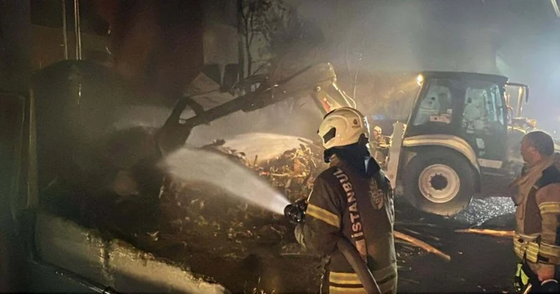 Küçükçekmece de kağıt ve plastik hurda deposundaki yangın söndürüldü Son dakika haberleri