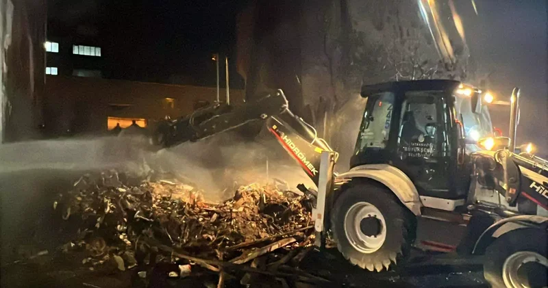 Küçükçekmece de geri dönüşüm tesisinde çıkan yangın söndürüldü