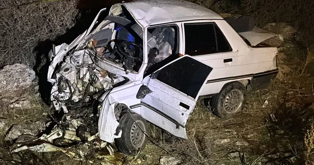 Otomobil kayalıklara çarptı: 1 ölü, 1 yaralı Kahramanmaraş Haberleri