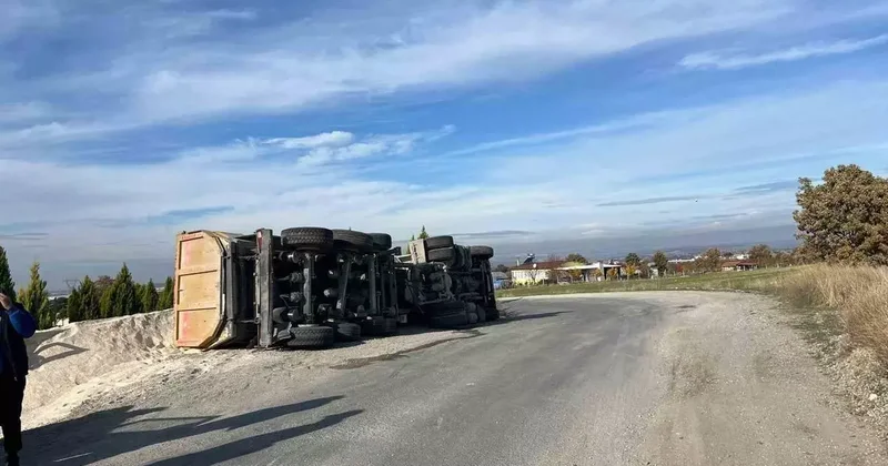 Uşak’ta tır yan yattı: 1 yaralı