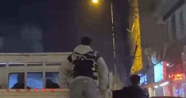 Patenli ve bisikletli 2 gencin trafikteki tehlikeli hareketleri kamerada Bursa Haberleri