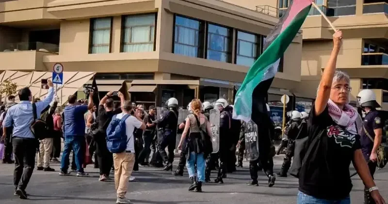 Girit te tartışma çıktı: Filistin destekçileri İsrailli turistleri protesto etti Dünya Haberleri