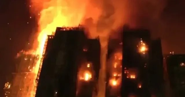 Hong Kong daki gökdelenler alevlere teslim oldu: Saatlerdir söndürülemiyor VİDEO İZLE