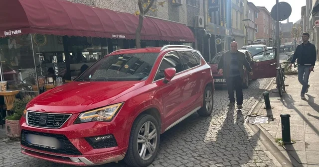 Sokak ortasına otomobilini bırakıp işlerini halletmeye gitti Eskişehir Haberleri