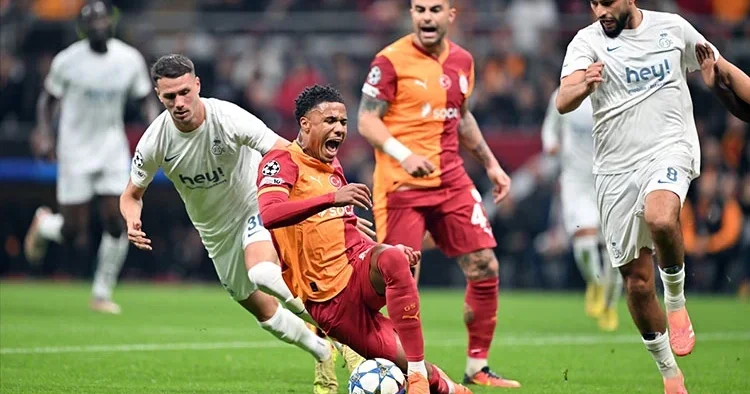 Galatasaray da Ismail Jakobs şoku: Stattan ayak bileği sargılı ayrıldı!
