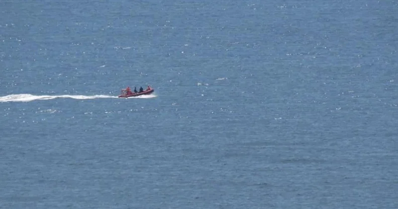 İzmir açıklarında 19 göçmenin olduğu bot battı