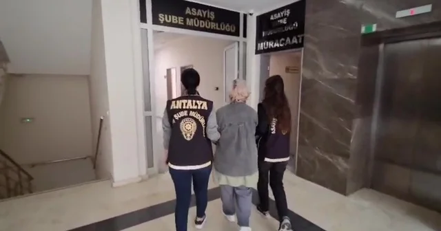 90 yıl kesinleşmiş hapis cezası ile 5 yıldır firari olarak aranan şahıs asayiş ekiplerince yakalandı 17 dolandırıcılık dosyasından 90 yıl kesinleşmiş hapis cezası ile aranan şahıs yakalandı Antalya Haberleri