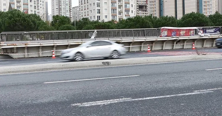 TIR ın parçaladığı üst geçit sökülerek kaldırıldı