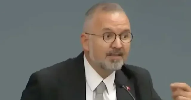 İzmir Şehir Tiyatroları ndaki israfı tane tane anlattı: Ücretini 175 bin TL ye yükseltip yılda 1 oyun oynamış VİDEO İZLE