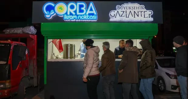 Gaziantep haberleri 15 bin kişi güne Gaziantep Büyükşehir in ikram çorbasıyla merhaba diyor 26 Kasım 2025