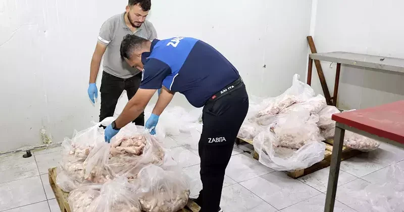 Antalya da son kullanma tarihi geçmiş 25 ton tavuk ürünü imha edildi
