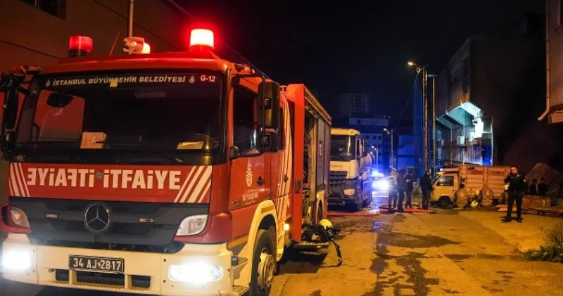 Küçükçekmece’deki hurda deposunda yangın