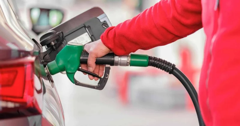 Petrol fiyatları düştü: Gözler akaryakıtta