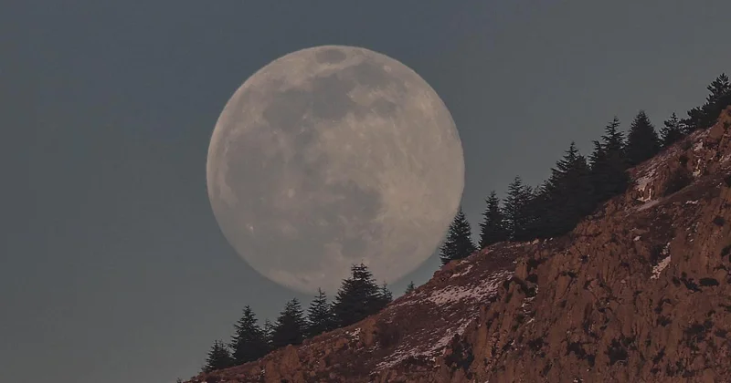 50 yıllık Ay kayasında tarihi sır: Ay dan bile eski kalıntı bulundu
