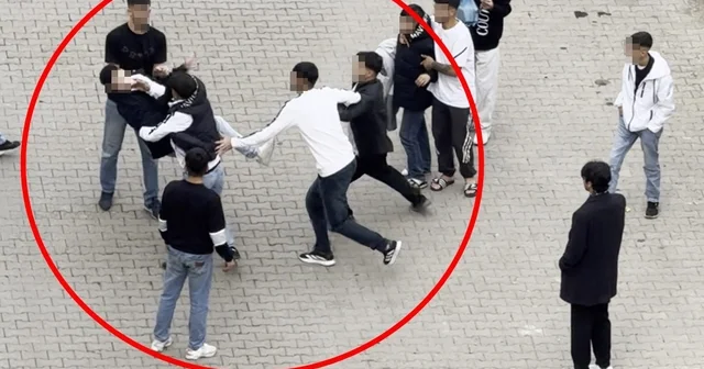 Siirt te iki grup arasında çıkan tekmeli ve yumruklu kavgada kamerada: 3 yaralı Siirt Haberleri