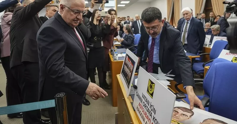 CHP li vekiller bütçe görüşmelerinde Bakan Güler i şehit fotoğraflarıyla karşıladı