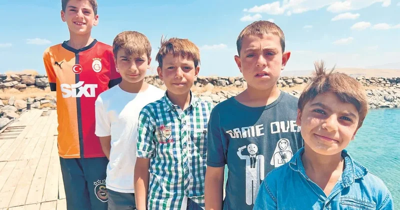 Vanlı çocukların saçı yazın sarı kışın kara