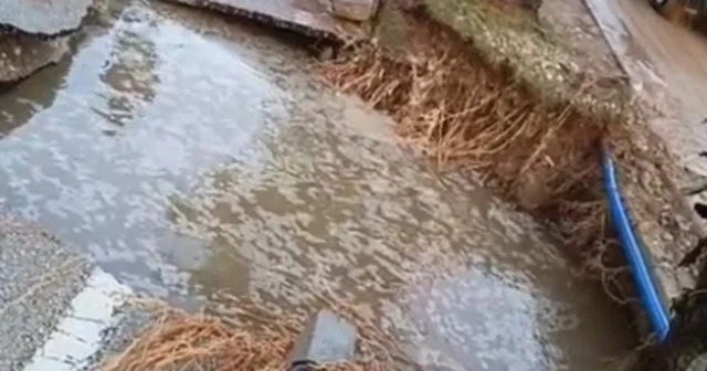 Adana da içme suyu borusu patladı; 3 mahalle sular altında kaldı, yol çöktü Adana Haberleri