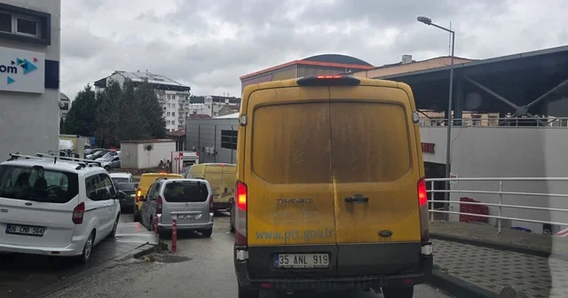 Her sabah trafiği felç eden PTT kargo araçları sürücüleri çileden çıkarıyor Bilecik Haberleri