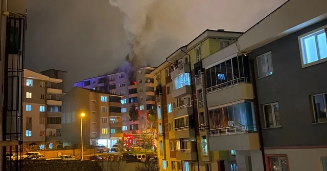 Bilecik te binanın 6. katında yangın çıktı İtfaiye ekiplerinin yangına müdahalesi devam ediyor Bilecik Haberleri