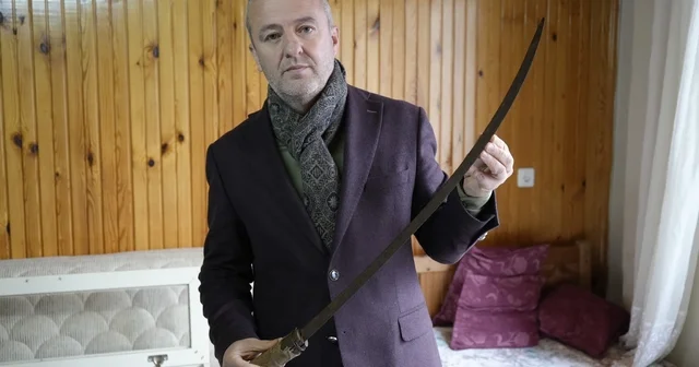 700 yıllık emanet nesilden nesile korunuyor Güvenç Abdal a ait kılıç ve zırh gömleği, 700 yılı aşkın süredir Gümüşhane deki torunları tarafından korunuyor Gümüşhane Haberleri