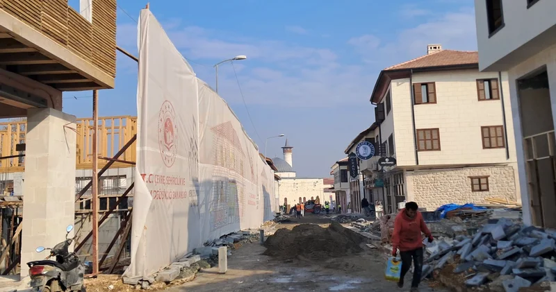 Hatay’da Erdoğan seferberliği: Yollar asfaltlandı, bitmeyen yapılar brandayla kapatıldı