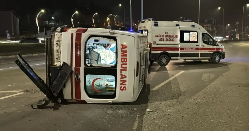 Karabük te ambulans ile otomobil çarpıştı; 3 sağlık çalışanı yaralandı