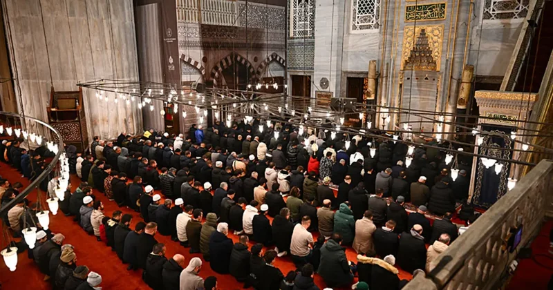 Regaip Kandili dualarla idrak edildi! Tüm yurtta eller semaya yükseldi