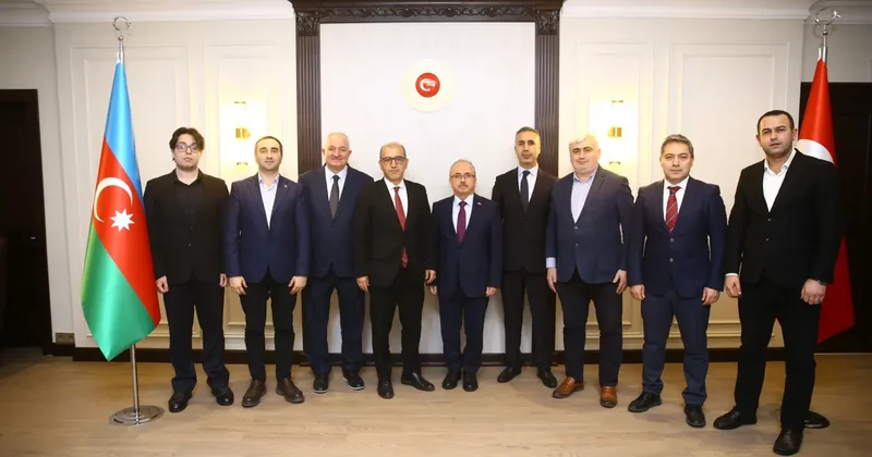 Türk gazetecilere Azerbaycan Basınının 150. Yılı madalyası