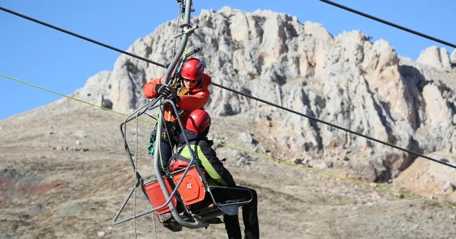 Antalya da nefes kesen tatbikat; teleferikte mahsur kalanlar kurtarıldı Antalya Haberleri