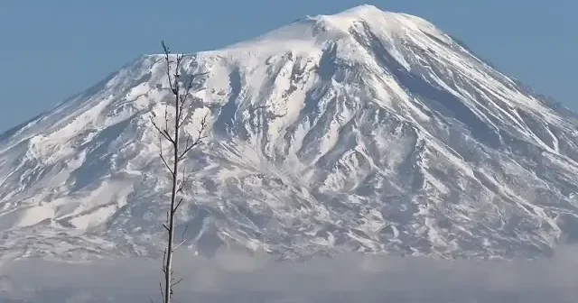 Beyaz örtüyle kaplanan Ağrı Dağı göz kamaştırıyor VİDEO İZLE