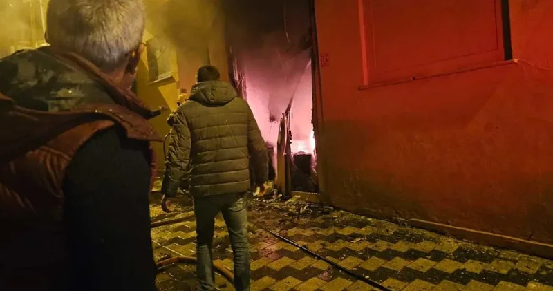 Mobilya mağazasında yangın: Çok sayıda kişi dumandan etkilendi