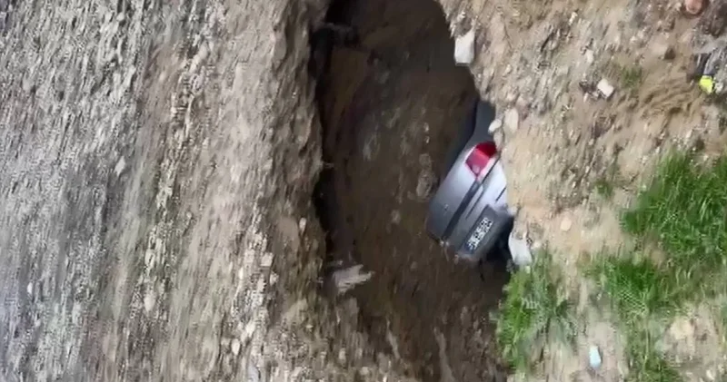 Yer yarıldı otomobil içine düştü!: Sahibi gömün gitsin dedi!