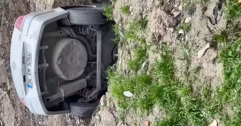 Esenyurt’ta park halindeyken arazide oluşan göçüğe düşen otomobilin sahibi: Bu arabadan çok çektim, üstünü gömün gitsin