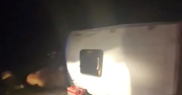 İnşaat işçilerini taşıyan minibüs devrildi: 16 yaralı Diyarbakır Haberleri