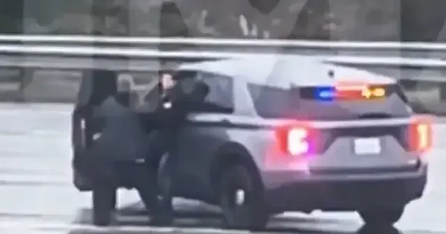 ABD de eşi benzeri görülmemiş hırsızlık kameraya yansıdı: Polisi araçtan atıp direksiyona geçti VİDEO İZLE