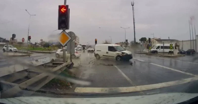 Kırmızı ışıkta durmayan araç ortalığı birbirine kattı