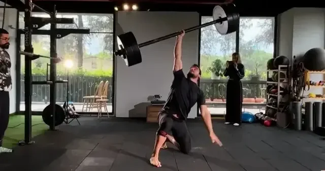 Tek elle 117 kilo kaldırdı: Burak Yazgı bir kez daha Guinness Rekorlar Kitabı na girdi VİDEO İZLE