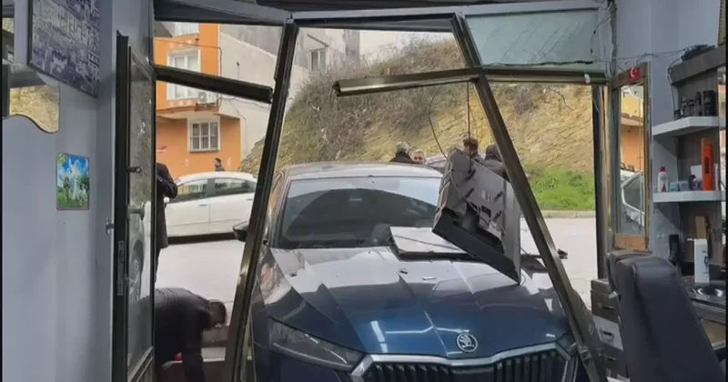 Arnavutköy de park halinde yokuş aşağı kayan otomobil berber dükkanına daldı
