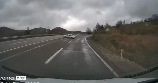 Karşı yöne geçen otomobil ile minibüsün çarpıştığı kaza kamerada Bartın Haberleri