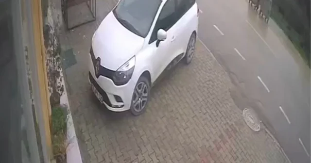 Motokurye, kendisine saldıran sokak köpeğinden kaçarken kaza yaptı Bursa Haberleri