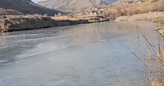 Zilan Çayı dondurucu soğuklar nedeniyle buz tuttu VİDEO İZLE