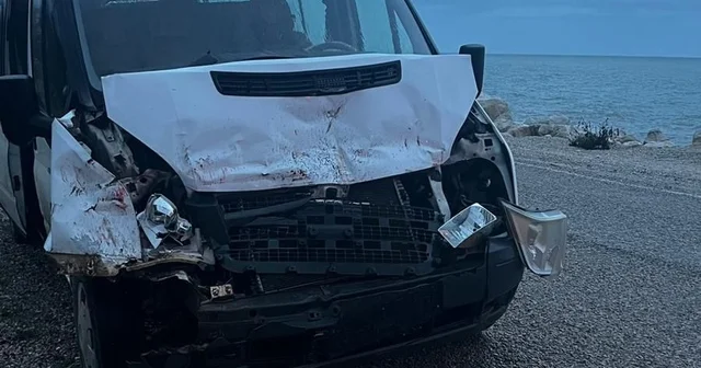 Kamyona çarpan servis aracındaki 3 öğrenci yaralandı Kastamonu Haberleri