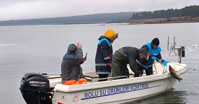 Bolu da gölün ortasında 500 metrelik kaçak ağ ele geçirildi Bolu Haberleri