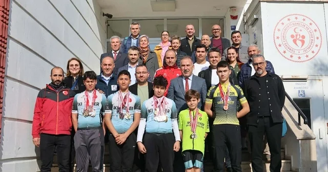 Mahalle aralarında yetişen bisiklet şampiyonlarından Gençlik ve Spor İl Müdürü ne ziyaret Aydın Haberleri