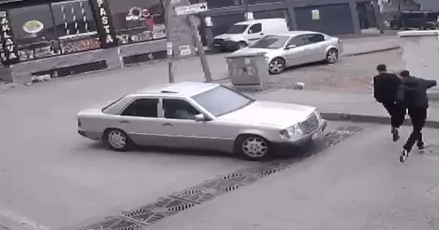 Husumetlilerinin üzerine otomobil sürüp, zorla araca bindirmeye çalıştı Bursa Haberleri